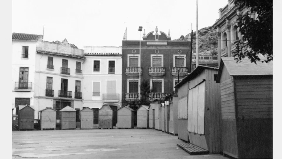 ciutatsdapunt's tweet photo. 📍 La plaça major de @aytolliria és la plaça on se celebra el mercat alimentari. Abans els venedors es posaven en aquestes casetes, que ja no estan. 
📺#CiutatsDesaparegudes descansa ací uns minuts per a rematar amb força el nostre viatge en @apunt_media 👉https://t.co/Nb399LCGUS https://t.co/0WaNPuJPES