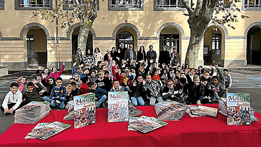 Des BD de "l'impromptu" #Molière offertes aux élèves de CM1 et CM2 d’Anatole-France <a href="/AgdeOfficiel/">Ville d'Agde</a> #Herault #EAC 
<a href="/alaindamato/">Alain D'Amato</a> <a href="/acmontpellier/">Académie Montpellier</a>  
midilibre.fr/2022/11/22/agd…