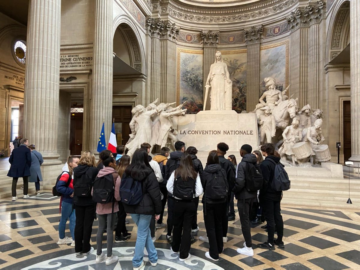 Une semaine très culturelle! (1/2) Sortie citoyenne pour les 1STMG au Panthéon puis rencontre avec une troupe de théâtre: comment la gestion financière d'une troupe influe aussi sur les choix de mise en scène? Des élèves et des enseignants ravis.