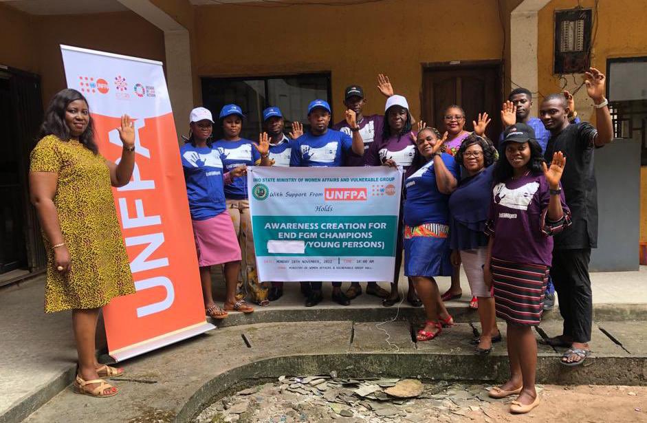 UNFPANigeria's tweet photo. We keep celebrating #16DaysOfActivism 

Now engaging Young to End FGM champions on raising awareness and utilizing the digital space to #EndGBV in Imo State, Nigeria.

 #16daysofactivism2022 
#EndFGM
#YouthsAgainstFGM https://t.co/XvS7WkbB9a