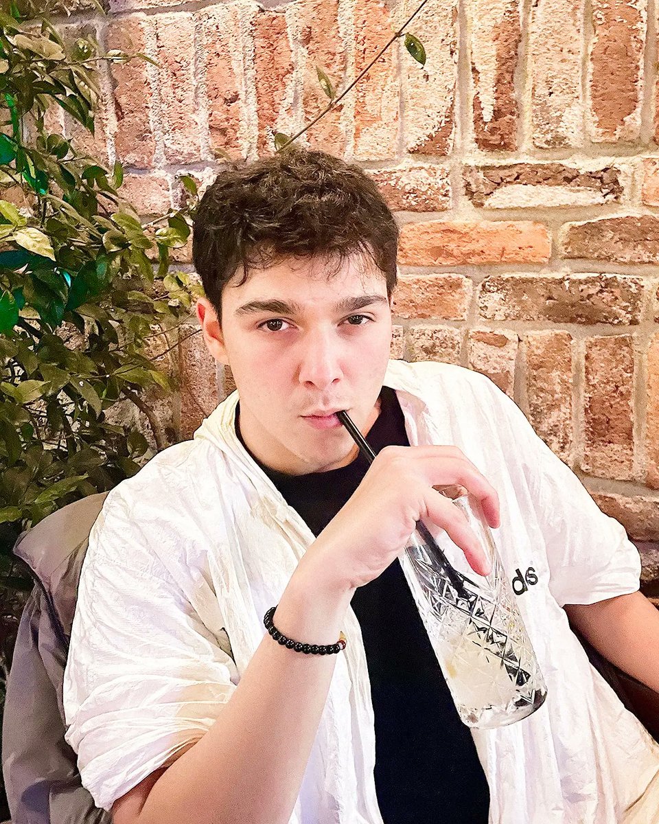 Hayatımın en güzel akşam yemeğiydi. Ek olarak benim kameramanımın daha mükemmel olduğuna her iddiasına varım. 🐯💗 

#CeyBek • #BoraElkoca