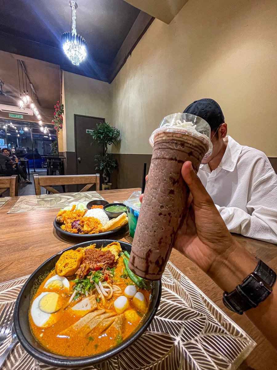 Twt_ParitBuntar's tweet photo. Kedai makan baru bukak. Mknn dia mmg sedap. Ada banyak menu best2 mcm ayam penyet, mee kari, tomyam set, lontong. Ayaq blended coklat dia padu. Portion byk. Hangpa patut try mee kari dia.  💯

Bangked Cafe
📍Lokasi : Pusat Bandar Fasa 2, Parit Buntar
🥘 9/10 https://t.co/t9DDvtV2F5