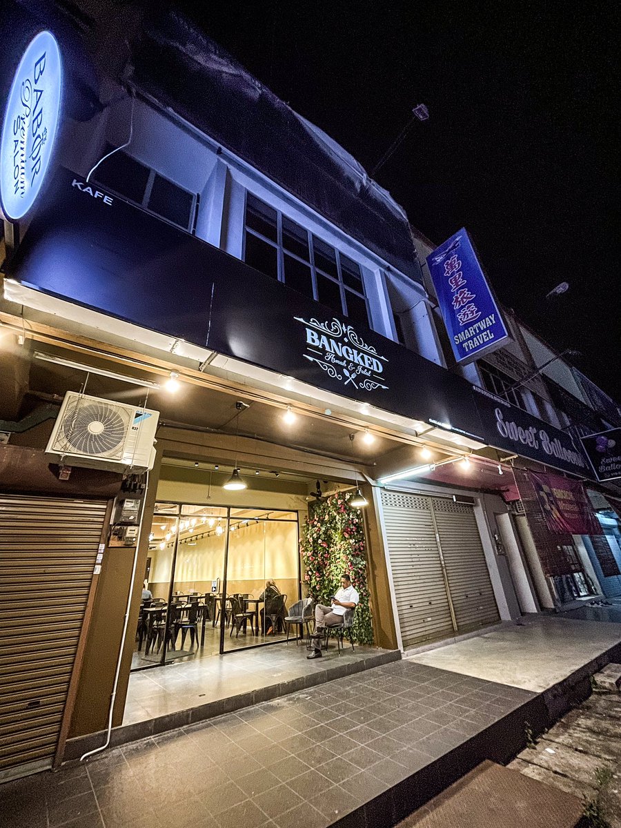 Twt_ParitBuntar's tweet photo. Kedai makan baru bukak. Mknn dia mmg sedap. Ada banyak menu best2 mcm ayam penyet, mee kari, tomyam set, lontong. Ayaq blended coklat dia padu. Portion byk. Hangpa patut try mee kari dia.  💯

Bangked Cafe
📍Lokasi : Pusat Bandar Fasa 2, Parit Buntar
🥘 9/10 https://t.co/t9DDvtV2F5
