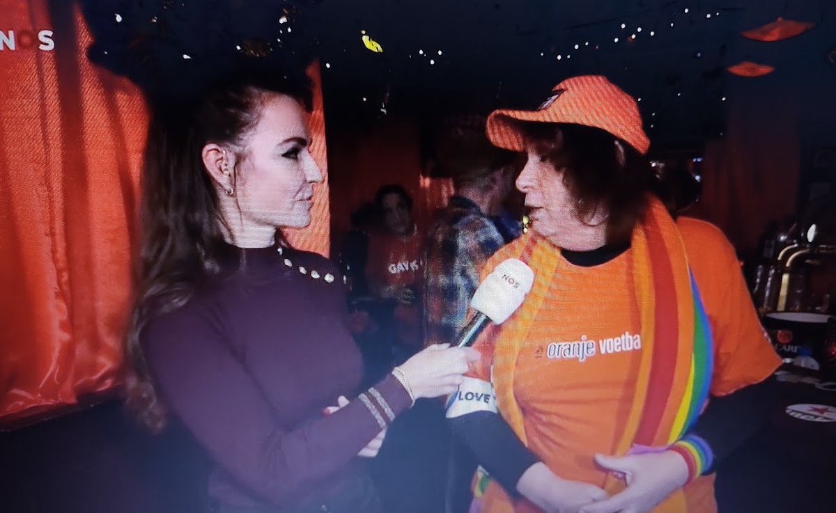 Daantje00's tweet photo. Renate: "Ik hoop dat de minister niet door d'r rug gaat van het gewicht van het speldje".
🤣🤣🤣🤣
GO RENATE!!!!!!!!!
🌈🌈🌈🌈
#WCQatar22
#WKQatar
#NEDQAT
#netqat
#FIFAWorldCupQatar2022
#FUCKFIFA https://t.co/w1g7W78d1m