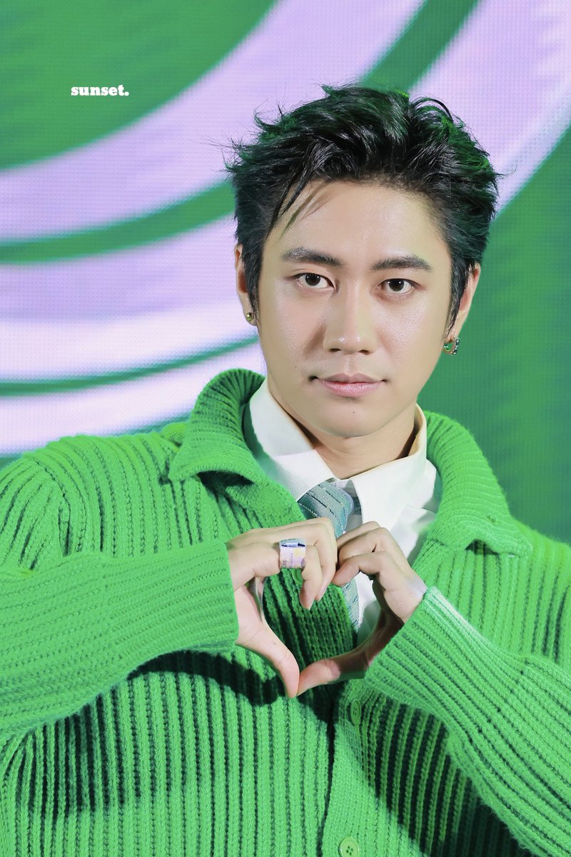 sunset9821's tweet photo. 221129 คุณรชตะ สายตาคุณทำเราหยุดหายใจได้เลยนะ🫣🫣🫠🫠💚

@RachataJam

#GrabFood10Versaryland
#JamRachata #แจมรชตะ https://t.co/0yl3ZkZCbF