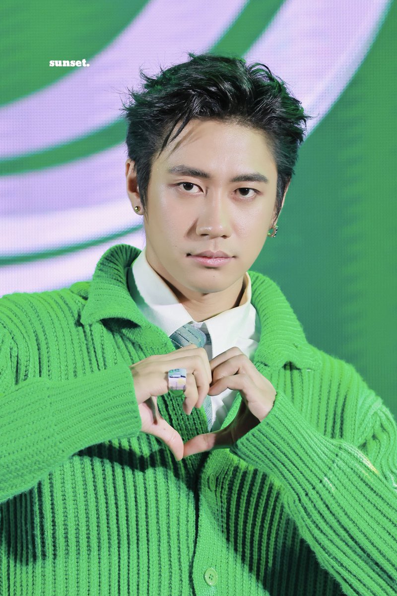 sunset9821's tweet photo. 221129 คุณรชตะ สายตาคุณทำเราหยุดหายใจได้เลยนะ🫣🫣🫠🫠💚

@RachataJam

#GrabFood10Versaryland
#JamRachata #แจมรชตะ https://t.co/0yl3ZkZCbF