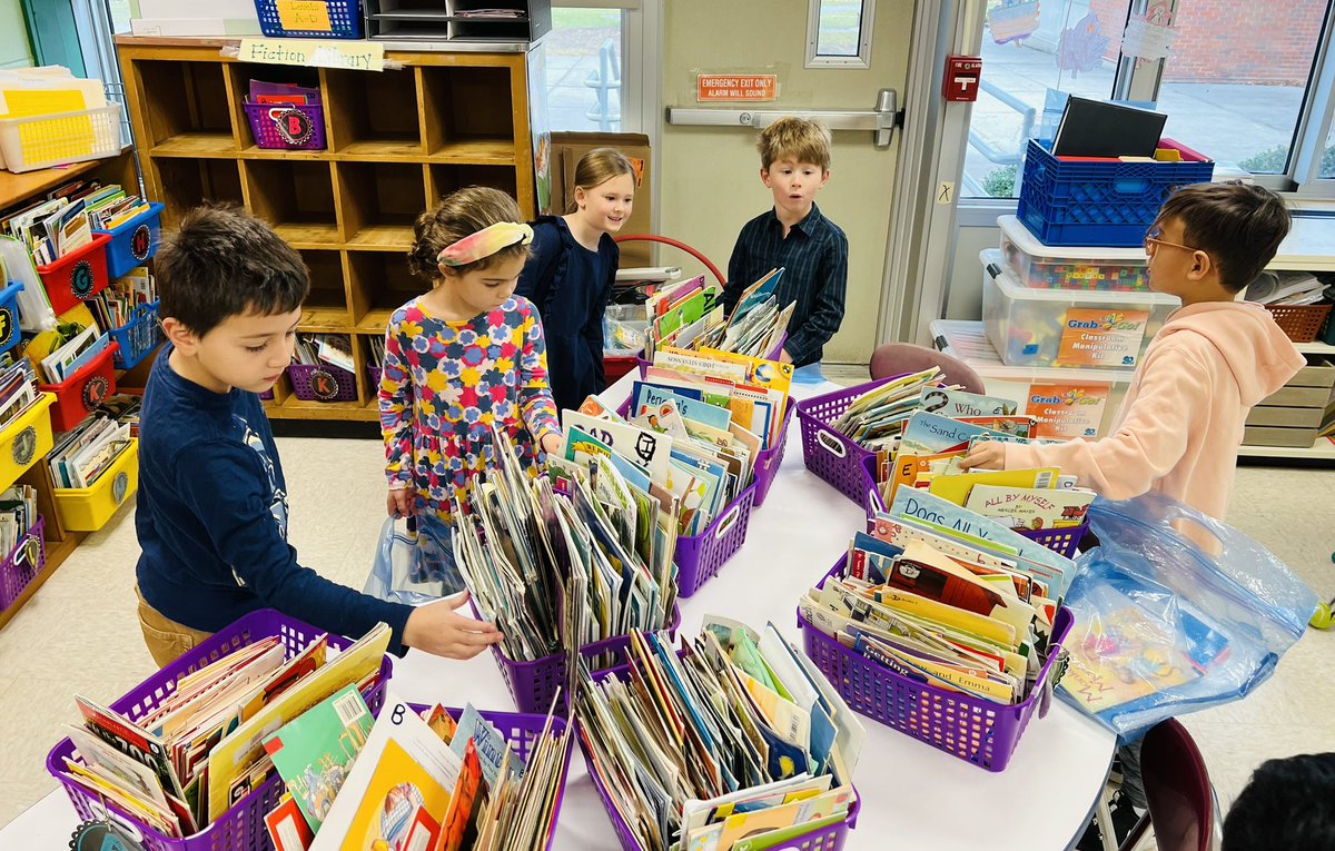 LaurenKaufmanGC's tweet photo. Lots of literacy โฅ๏ธ @GC_Homestead! Book shopping, catching Dr. V leading a #Fundations lesson, making my way around #Kindergarten with an #interactivereadaloud of the new @The_Pigeon book ๐ฆ, & being invited into the Kindness Cafรฉ. So much goodness! #GCGrows #HeartofLiteracyGC https://t.co/OyV678e81S
