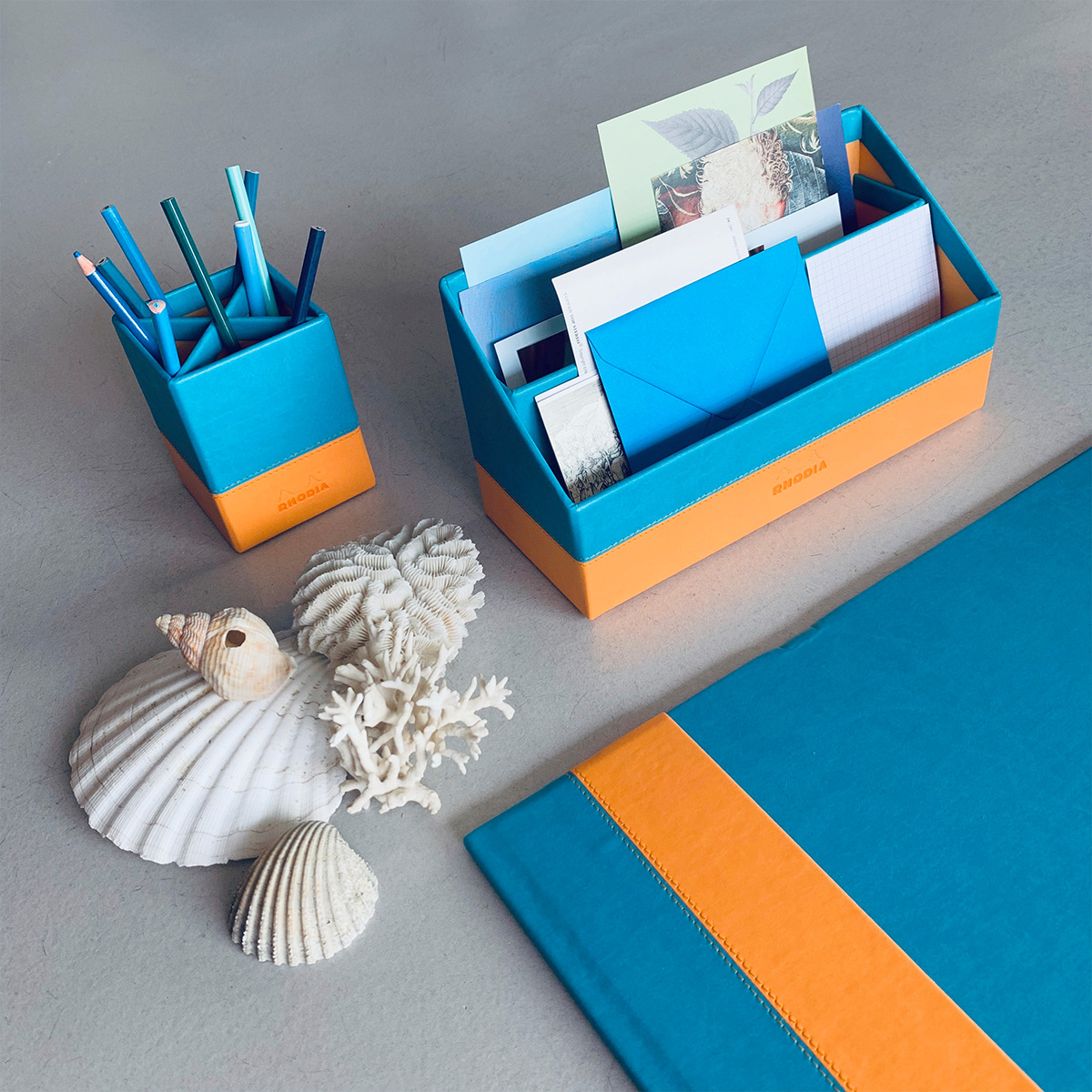 Kit out your home office with premium Italian leatherette desk accessories from Rhodia.

Available in a spectrum of colours as part of our Rhodiarama range. 

Full collection available from Amazon -&gt; amazon.co.uk/stores/page/94…