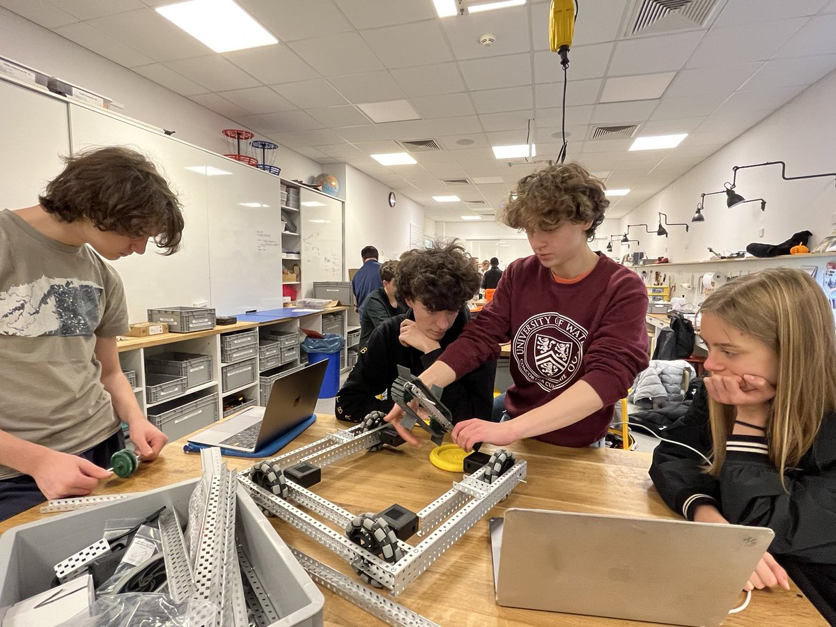 IspRobotics's tweet image. Brainstorming building strategies 💭👷🤖

#vexrobotics #vexroboticscompetition #vexrobot #vex #robots @vexrobotics #czech #czechrepublic🇨🇿 #robotics #roboticscompetition #roboticsengineering #prague #thinking #brainstorming #universityofwaterloo #universityofwaterlooengineering