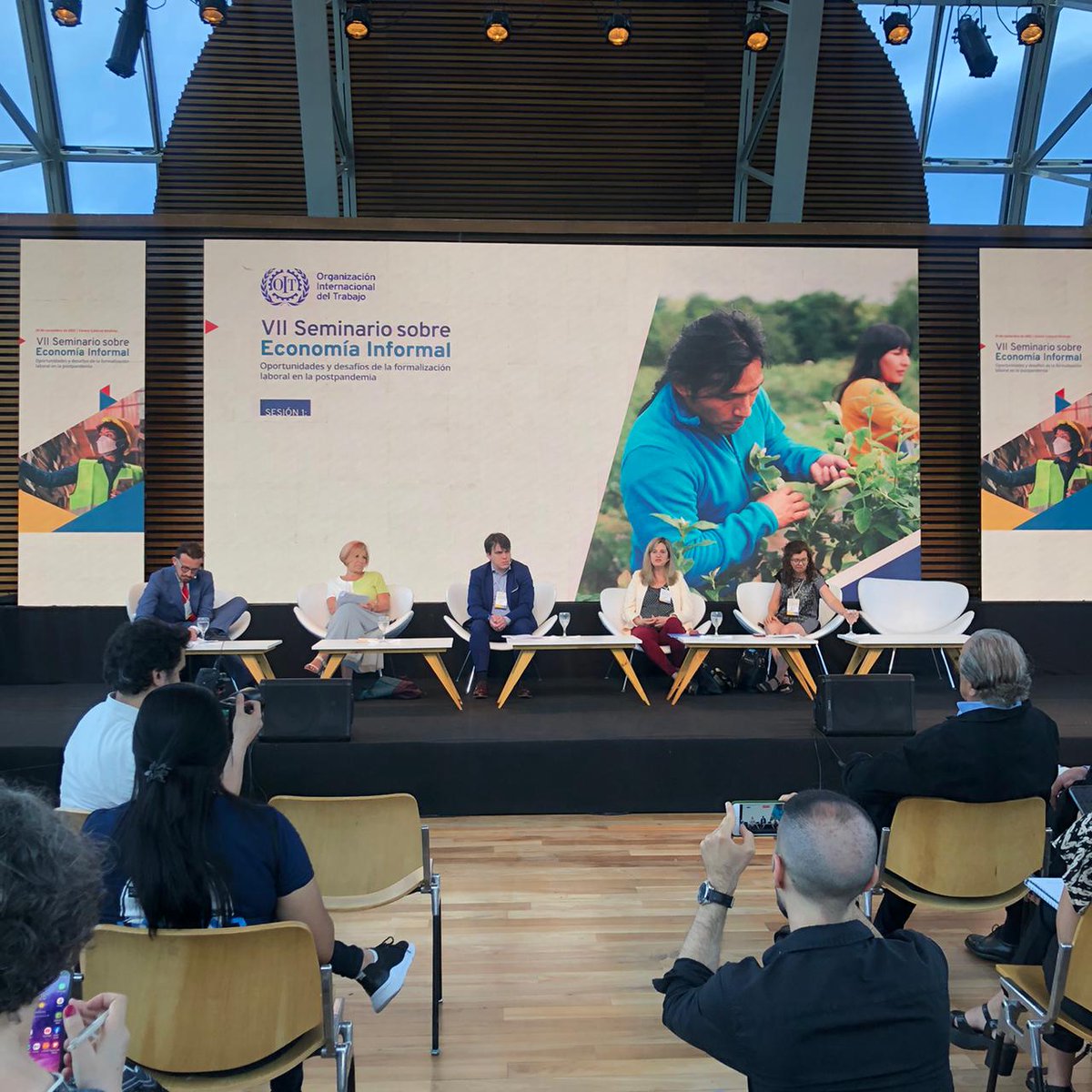 Nos encontramos participando en el VII Seminario sobre Economía informal: los desafíos y oportunidades de la formalización laboral en la pospandemia. Problemática que afecta de manera clave a la población migrante. Nos sumamos al espacio de reflexión impulsado por <a href="/OITArgentina/">OIT Argentina</a>