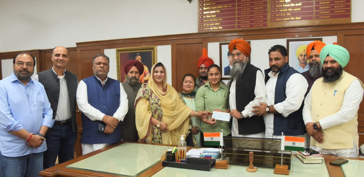 Speaker @Sandhwan presented a cheque of ₹5 lakhs to #HarjinderKaur, #Bronze medalist in weightlifting during #Commonwealthgames2022 ‼️