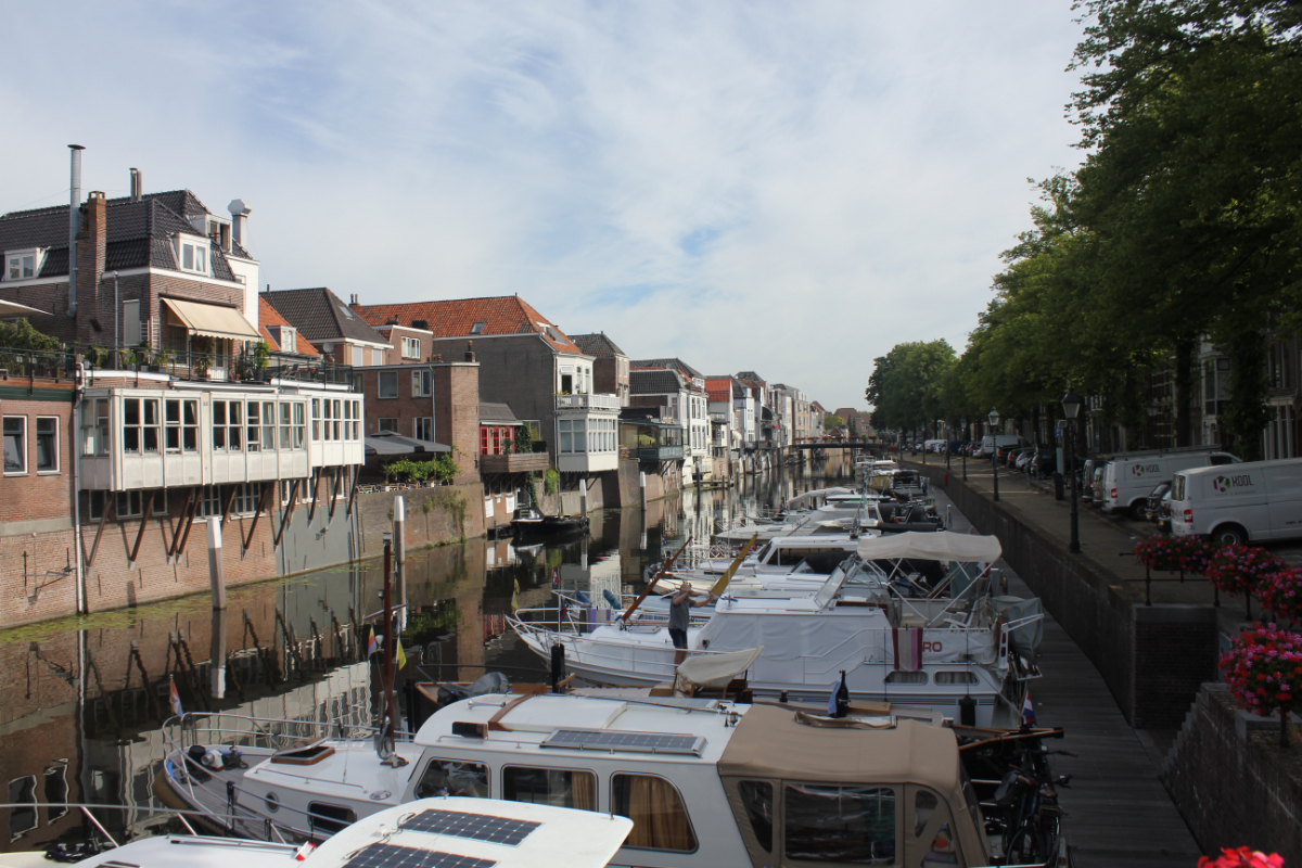 De Gorcumse Havendijk is al decennia lang een bekend begrip in de vesting. 

Met het water en de charmante pandjes is het een boeiende straat. 

Het eerste beeld dateert uit 1922; het tweede beeld uit juli 2022. Wat een verschil, maar ó wat een charme. 😍 

📸 Oud Gorinchem