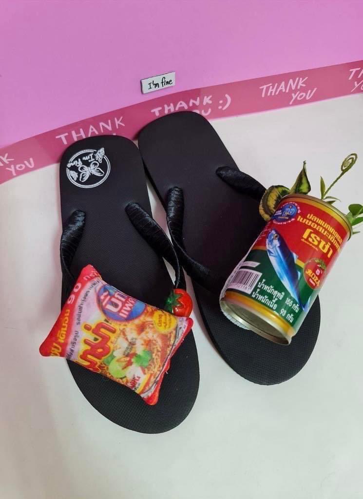 Basniixz's tweet image. คำถามคือทำไมคนเราถึงต้องเอา มาม่ากับปลากระป๋องไปใส่ไว้ตรงรองเท้าด้วย 555555555555555555+