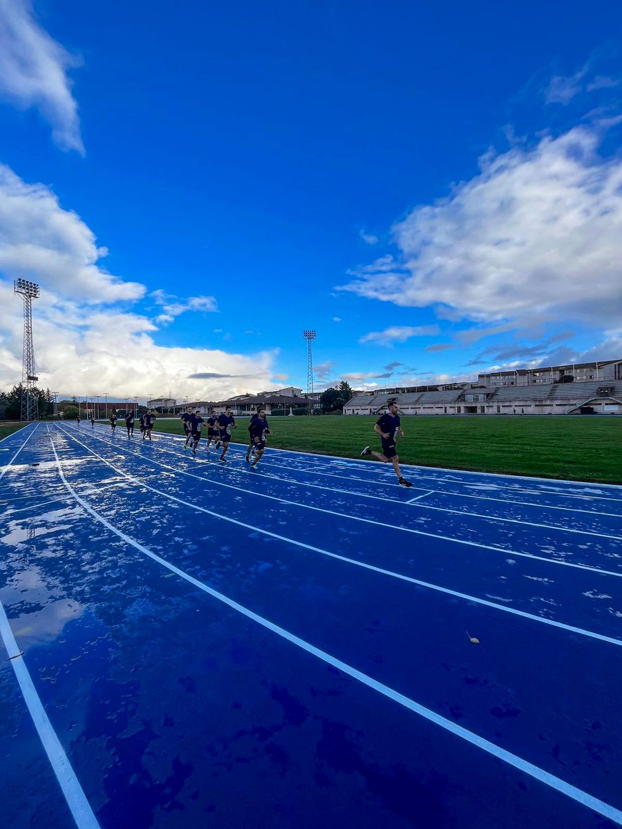 PoliciaEscuela's tweet photo. 3, 2, 1… GO! 🏃🏻‍♀️🏃🏽‍♂️

Da igual el frío o la lluvia, ser policía requiere una preparación física constante y nuestros @policia alumnos de @PoliciaEscuela dan lo mejor de ellos mismos!

Eso sí, acompañados de las mejores vistas 🌈🌦

#aportodas #running https://t.co/GmIU74Z1rk