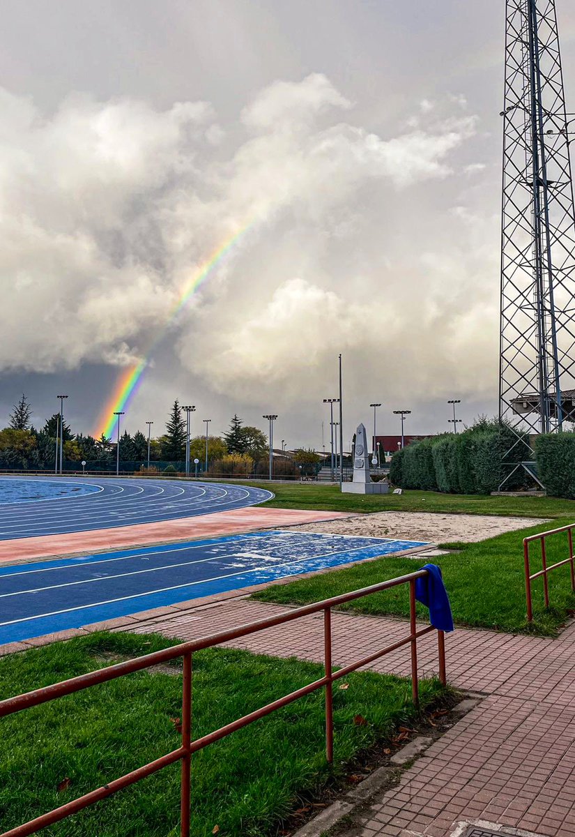 PoliciaEscuela's tweet photo. 3, 2, 1… GO! 🏃🏻‍♀️🏃🏽‍♂️

Da igual el frío o la lluvia, ser policía requiere una preparación física constante y nuestros @policia alumnos de @PoliciaEscuela dan lo mejor de ellos mismos!

Eso sí, acompañados de las mejores vistas 🌈🌦

#aportodas #running https://t.co/GmIU74Z1rk