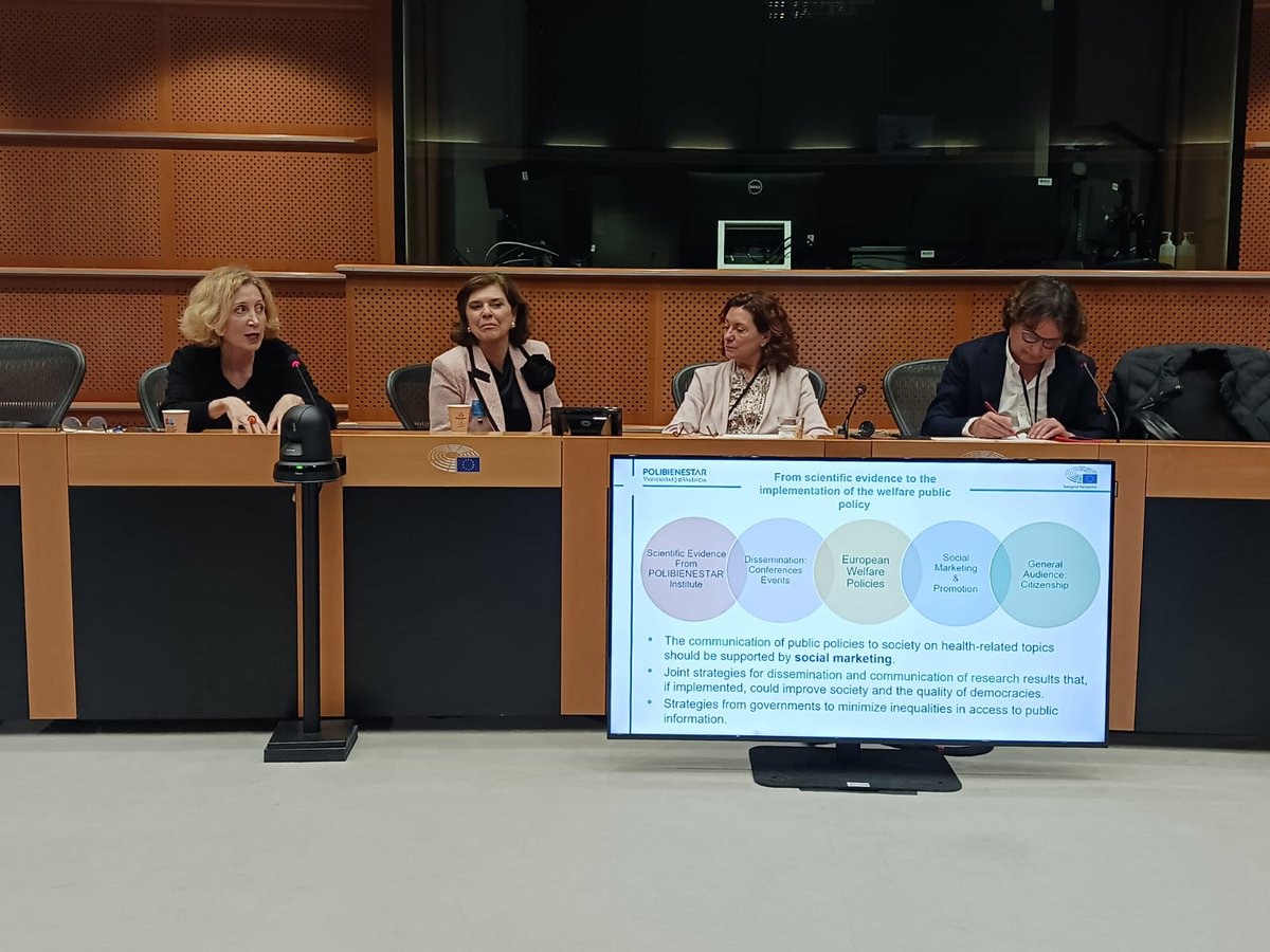 Polibienestar's tweet photo. Carolina Moreno habla de la comunicación sobre salud y marketing social de las políticas europeas de bienestar.
Puntos a destacar: 
1. Responsables políticos deben incrementar fondos para ciencia, sobre todo para ciencias sociales.
2. Implicar a los ciudadanos en la investigación https://t.co/IqSvgpl40X