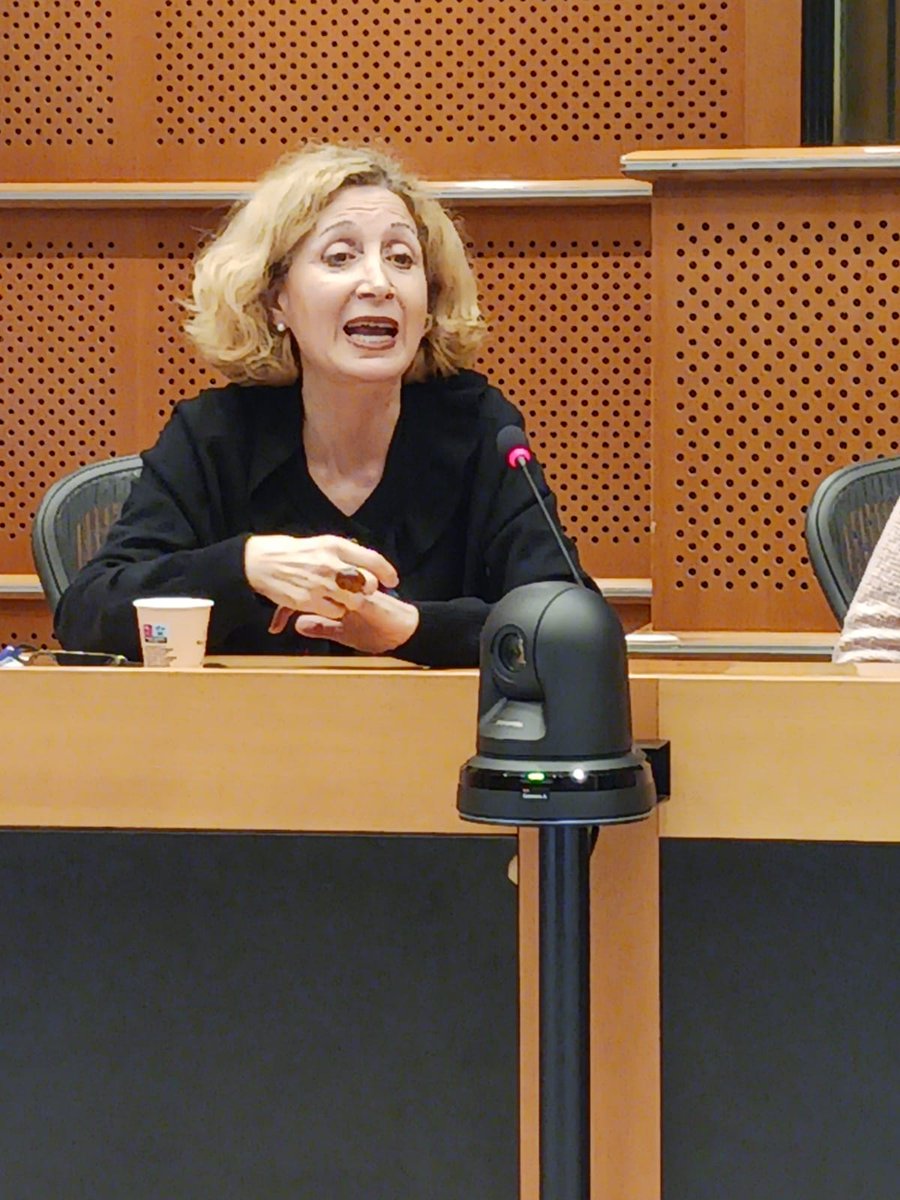 Polibienestar's tweet photo. Carolina Moreno habla de la comunicación sobre salud y marketing social de las políticas europeas de bienestar.
Puntos a destacar: 
1. Responsables políticos deben incrementar fondos para ciencia, sobre todo para ciencias sociales.
2. Implicar a los ciudadanos en la investigación https://t.co/IqSvgpl40X