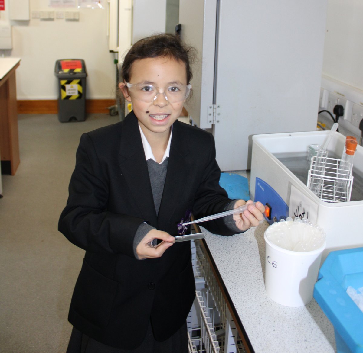 Members of @ThePerseSchool #Science Club kept their cool testing #salol #crystal formation on hot & cold slides before taking a look at #crystallisation under the microscope @PerseChemistry #Chemistry #STEM