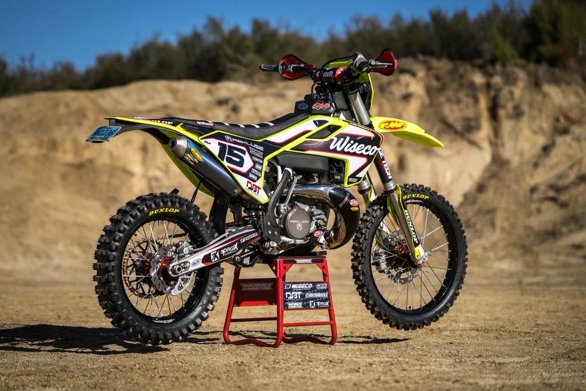 RideDunlop's tweet photo. Two Stroke Tuesday with The Ultimate 300cc Two-Stroke Dual Sport: Husqvarna TX300 Dream Build by @dirtbiketv1 for @dirtbiketest
Complete with the Geomax AT81 front and AT81EX rear tires!
#RideDunlop #AT81 #AT81EX #TX300 #TwoStroke #TwoStrokeTuesday #2Stroke #2StrokeTuesday https://t.co/Hiz8doFABE