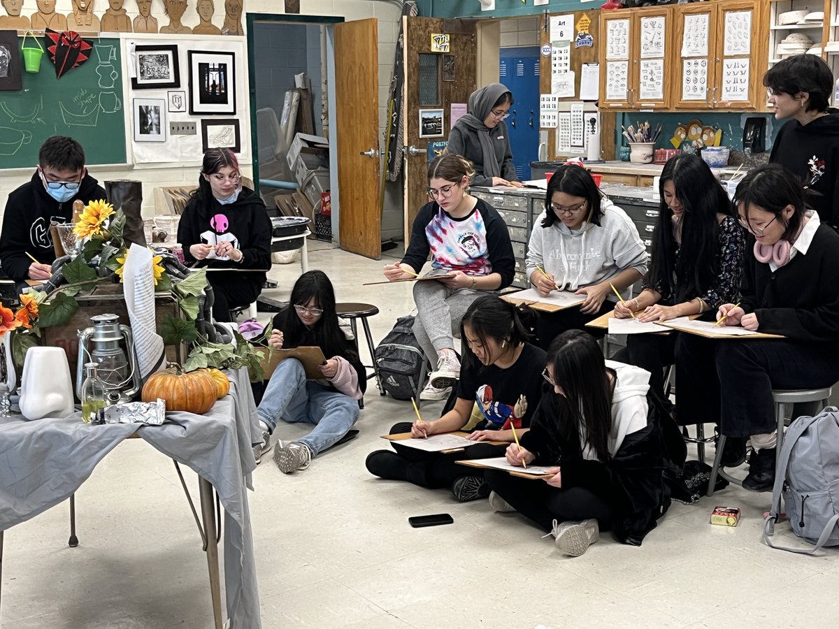 CommackSchools's tweet photo. CHS Art Club students are sketching still life compositions. #developingportfolios #MackArt #CommackHighSchool #StillLife
#CommackSchools #MrsRazzano https://t.co/IYEx6OAag8
