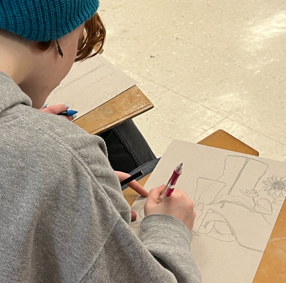 CommackSchools's tweet photo. CHS Art Club students are sketching still life compositions. #developingportfolios #MackArt #CommackHighSchool #StillLife
#CommackSchools #MrsRazzano https://t.co/IYEx6OAag8
