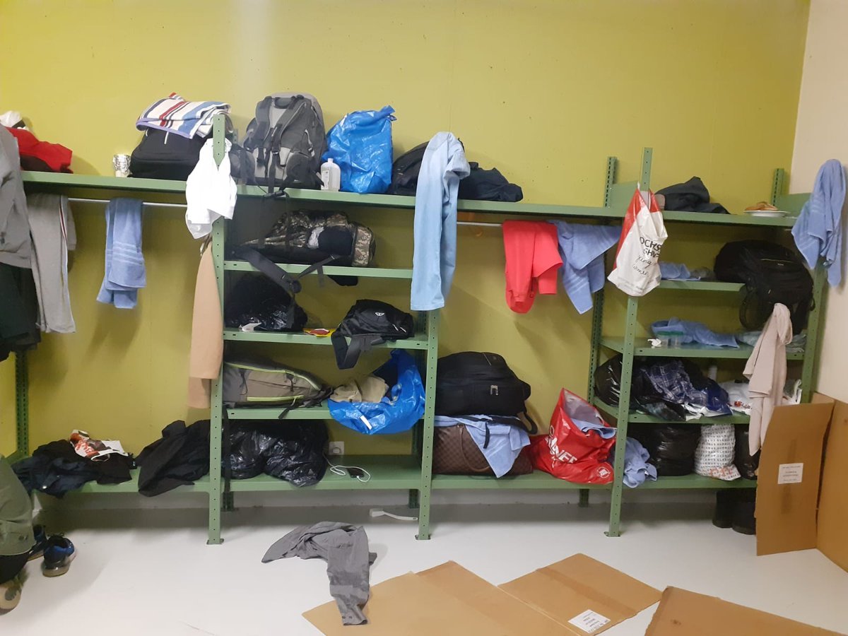 Der Bunker in Allschwil ist wegen schlechten Bedingungen geschlossen worden. 

Noch immer leben die Menschen im ältesten Bunker von Basel an der Bonergasse in Kleinhüningen so: 🧵 1/3