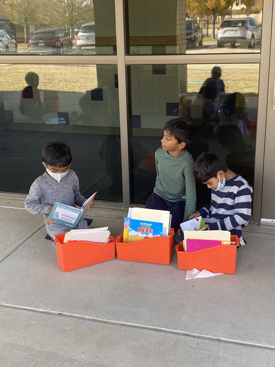 WeinkeLara's tweet image. Taking advantage of this beautiful weather and reading outside today! @HospElementary #kindervibes
