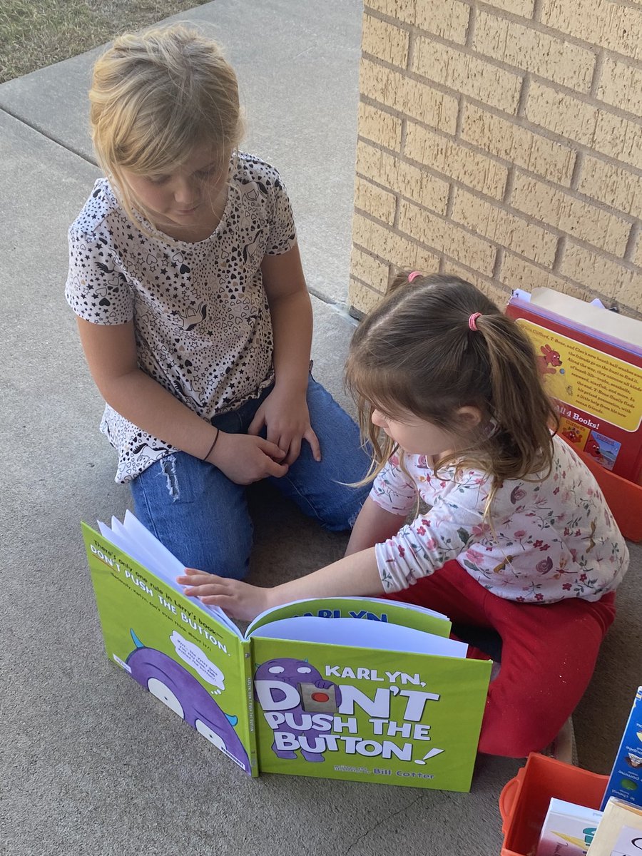 WeinkeLara's tweet image. Taking advantage of this beautiful weather and reading outside today! @HospElementary #kindervibes