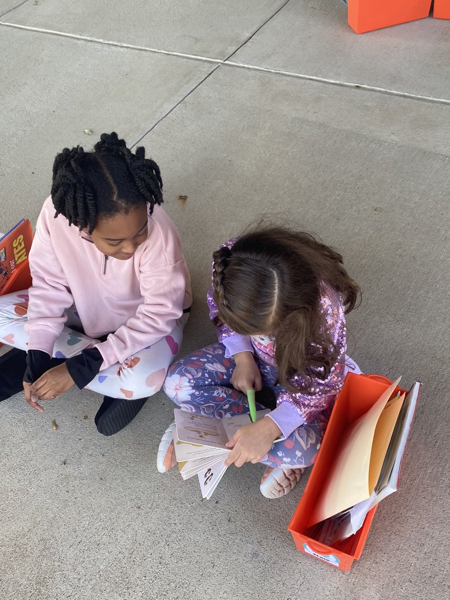 WeinkeLara's tweet image. Taking advantage of this beautiful weather and reading outside today! @HospElementary #kindervibes