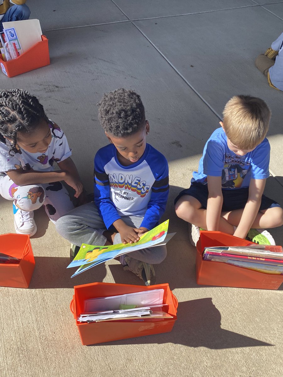WeinkeLara's tweet image. Taking advantage of this beautiful weather and reading outside today! @HospElementary #kindervibes