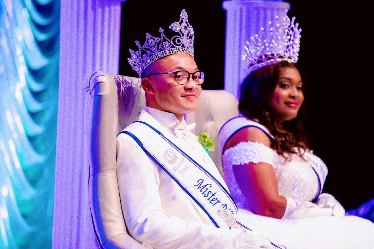 The pressure didn’t make me fold; It made me a King🤴🏽.
•
•
•

I am so proud and blessed to be officially be crowned as the 17th Mister Dillard University. I would not be the person that I am today without my HBCU, and I am so honored to now carry this esteemed legacy. 💙🤍