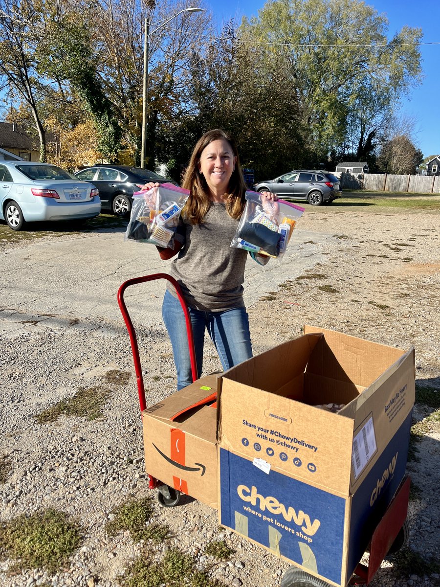 WeAreDoubleLine's tweet photo. Double Line employees recently had the opportunity to support @OperationTurkey’s annual Thanksgiving Day festivities. Team members packaged and delivered 160 personal care kits for individuals experiencing homelessness this holiday season. #WeAreDoubleLine #volunteer https://t.co/GmEQ2vAXbE