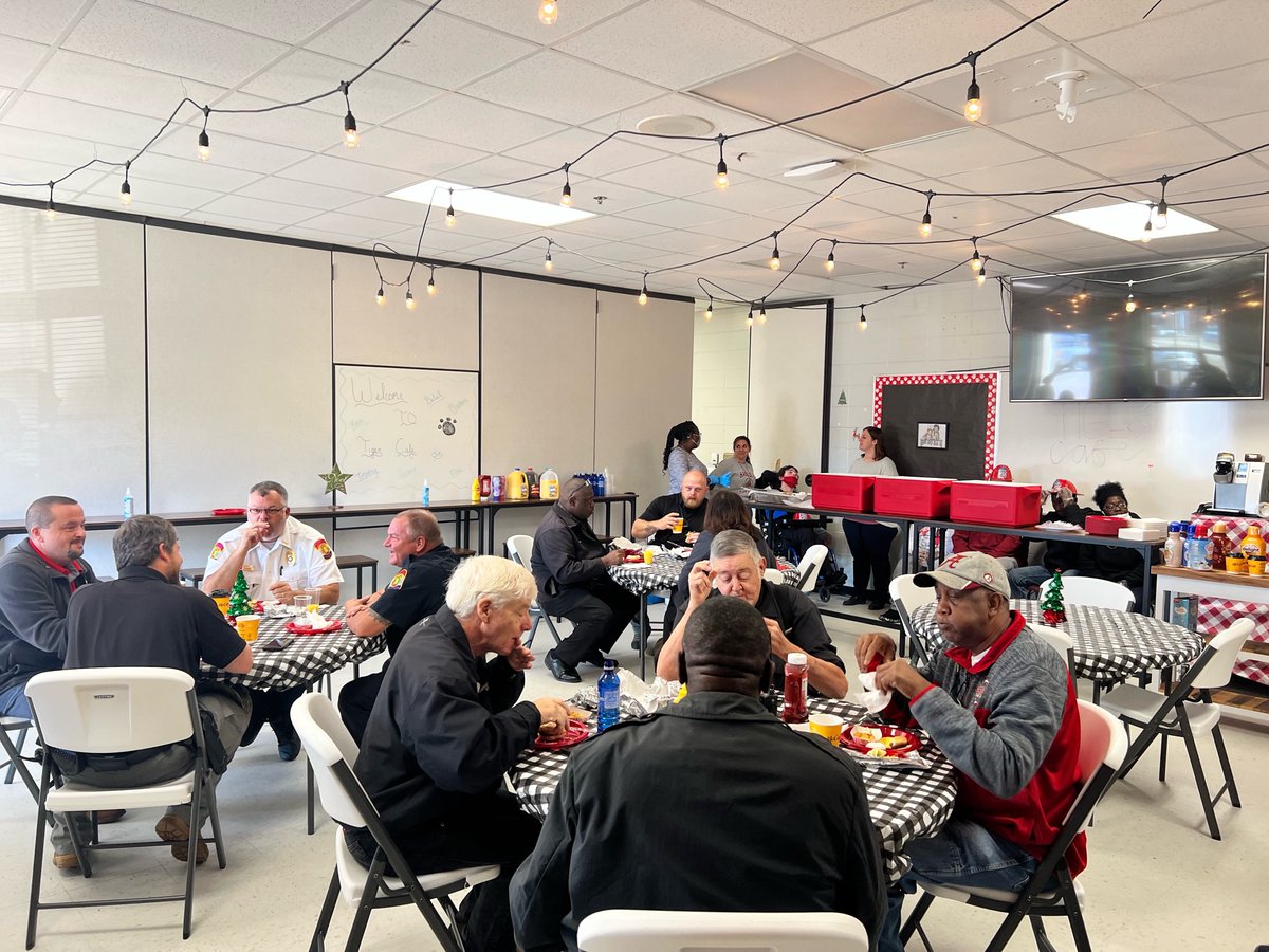 roanoke_schools's tweet photo. Today our Tiger Cafe and Tiger Bean students honored our local first responders with a delicious breakfast served in our new Tiger Cafe space at HHS. Thank you to the City of Roanoke, Roanoke Police Dept., Roanoke Fire Dept., Roanoke EMT Services, and all other first responders! https://t.co/NsYqDIYAYB