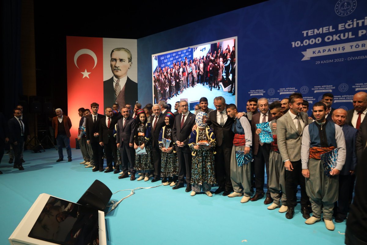 ⭐ Bakanımız Sayın Mahmut Özer ve 81 İl Müdürümüzün katıldığı ,Temel Eğitimde 10.000 Okul Projesi Kapanış Töreninde "Özel Sesler Koromuz" un harika performansı ile herkesi büyüledi.

#TemelEğitimdeDiyarbakır
<a href="/tcmeb/">Millî Eğitim Bakanlığı</a> 
<a href="/aliihsansu_/">Ali İhsan Su</a> 
<a href="/Murat4Kucukali/">Murat Küçükali</a>
<a href="/ideaziz1/">Mehmet Aziz İDE</a>