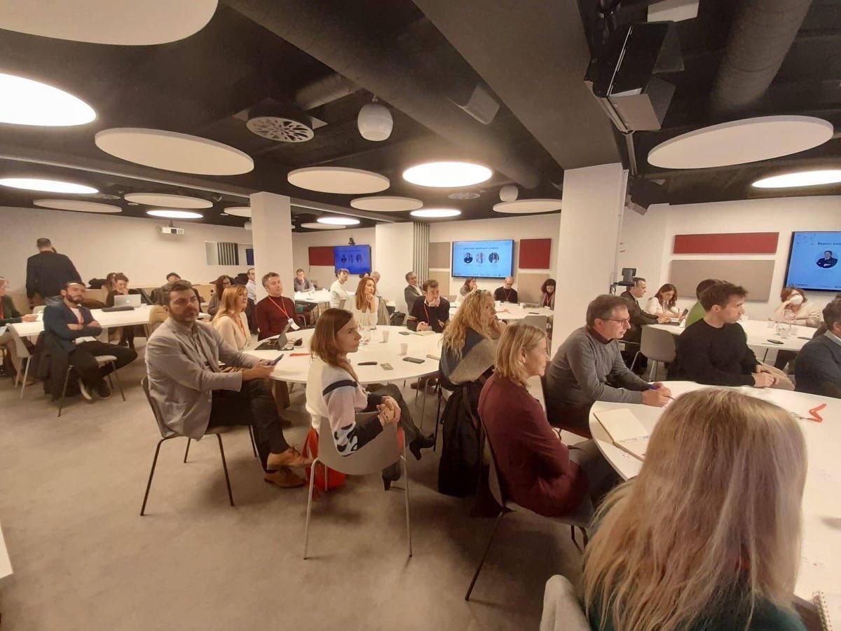 CambraBCN's tweet photo. El #HUBcambraDigital acull els partners del #Lab3040 per debatre els reptes que es plantejaran d'ara endavant als agents econòmics del territori. 

💡 Creem un hub vertical on s'impulsin objectius en matèria de sostenibilitat de la mà de pimes, universitats i administracions. https://t.co/EYrsJUED2A
