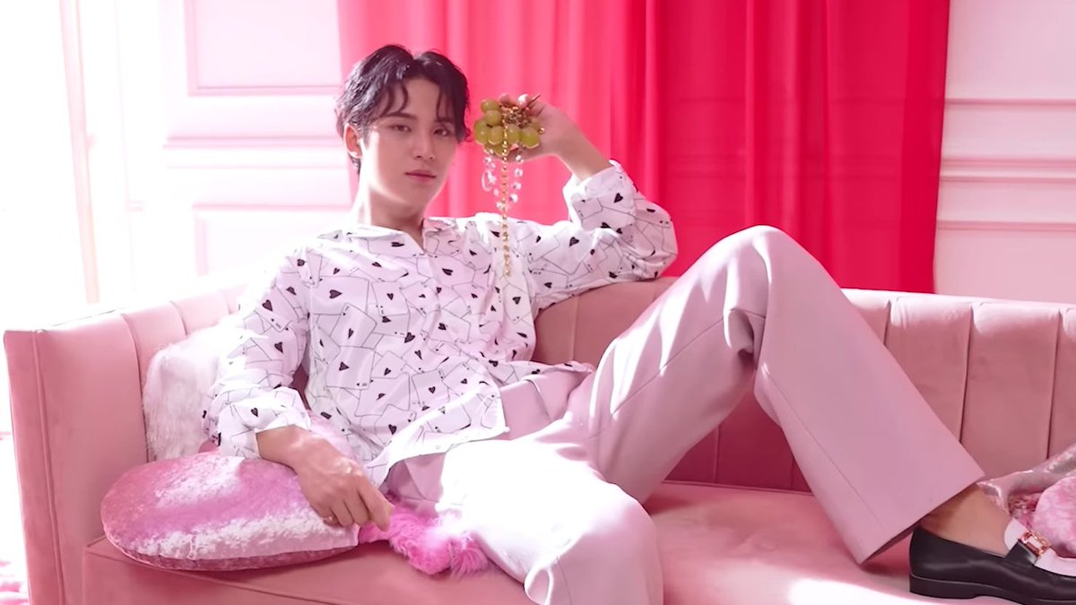 minegyu_'s tweet photo. why is mingyu always on the sofa.. https://t.co/7JQRr2AkwO