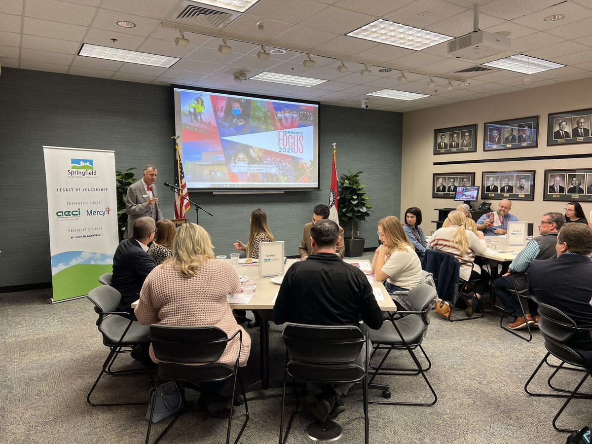 LaurenNShantz's tweet photo. Started out the morning discussing partnership opportunities around Community Focus Report blue ribbons and red flags w/ @grovesprof, the @SGFTheNetwork &amp; @SGFChamber Non-Profit Roundtable!  Grateful for the many avenues of collaboration in #SGF 👥 https://t.co/UrTDfi7CUo