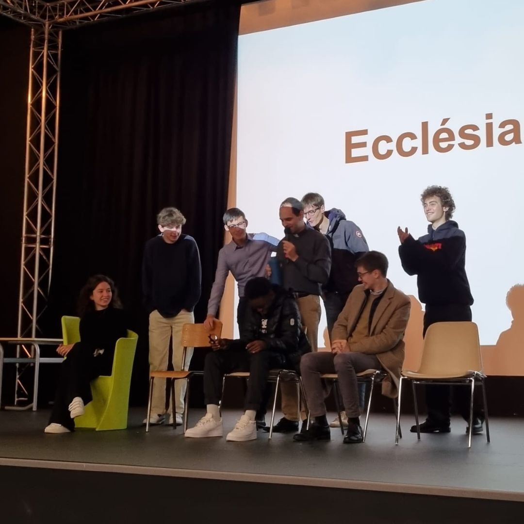 Jesuites's tweet photo. 🙌Une semaine de discernement et d'orientation en vue du choix de filière dans l'enseignement supérieur (#ParcoursSup) se déroule au lycée jésuite de la Providence d'Amiens (@ecolelapro80).
👉Le jésuite Louis Tonneau assure la conférence introductive. https://t.co/QMWMA1MCRA
