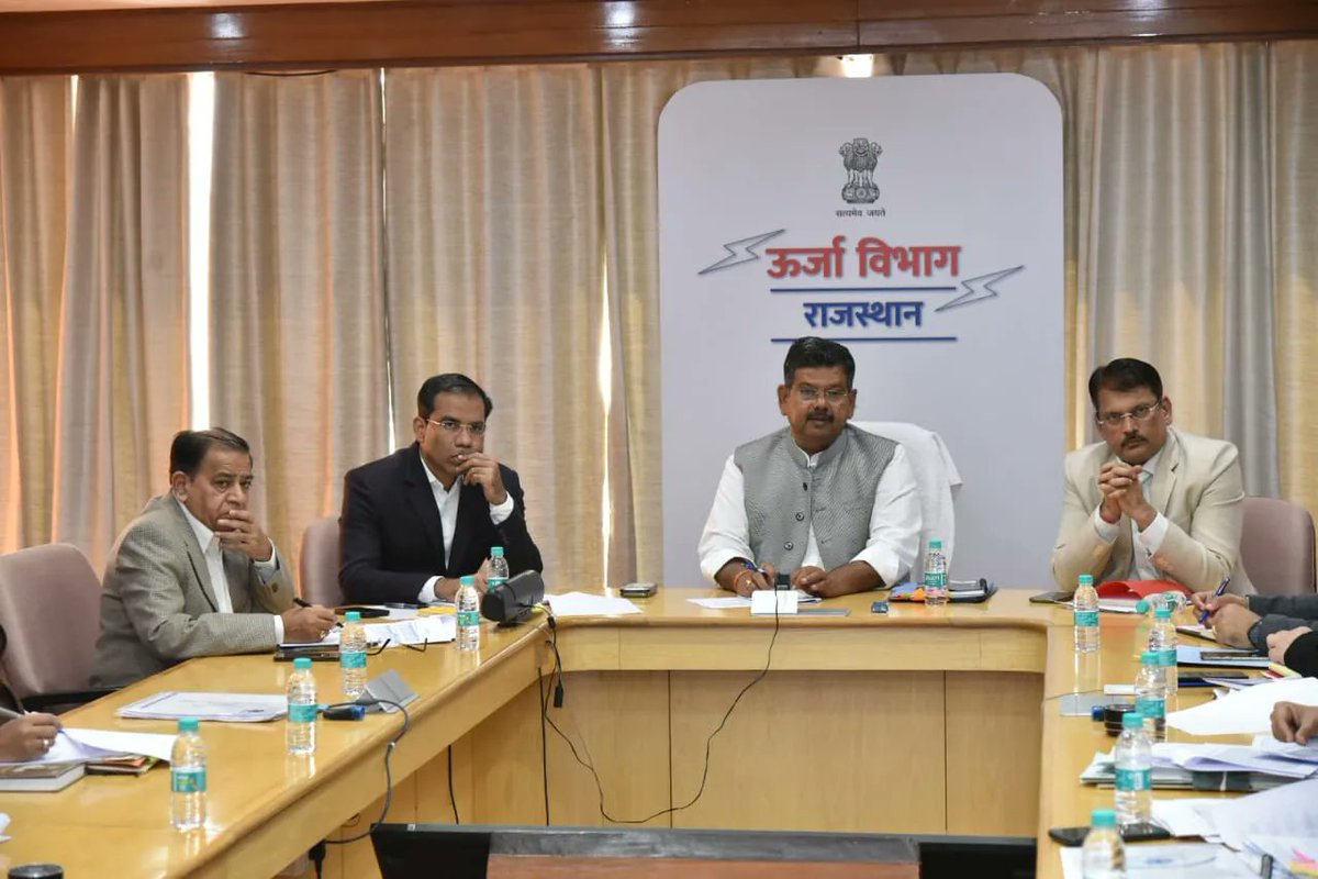 विद्युत भवन, जयपुर में आज रबी सीजन में किसानों को बिजली आपूर्ति, कृषि कनेक्शन की पेण्डेंसी तथा विभाग की आगामी कार्ययोजना के बारे में वीसी के माध्यम से समीक्षा बैठक आयोजित की। 
#विद्युत_विभाग 
<a href="/ashokgehlot51/">Ashok Gehlot</a> 
<a href="/RajCMO/">CMO Rajasthan</a>