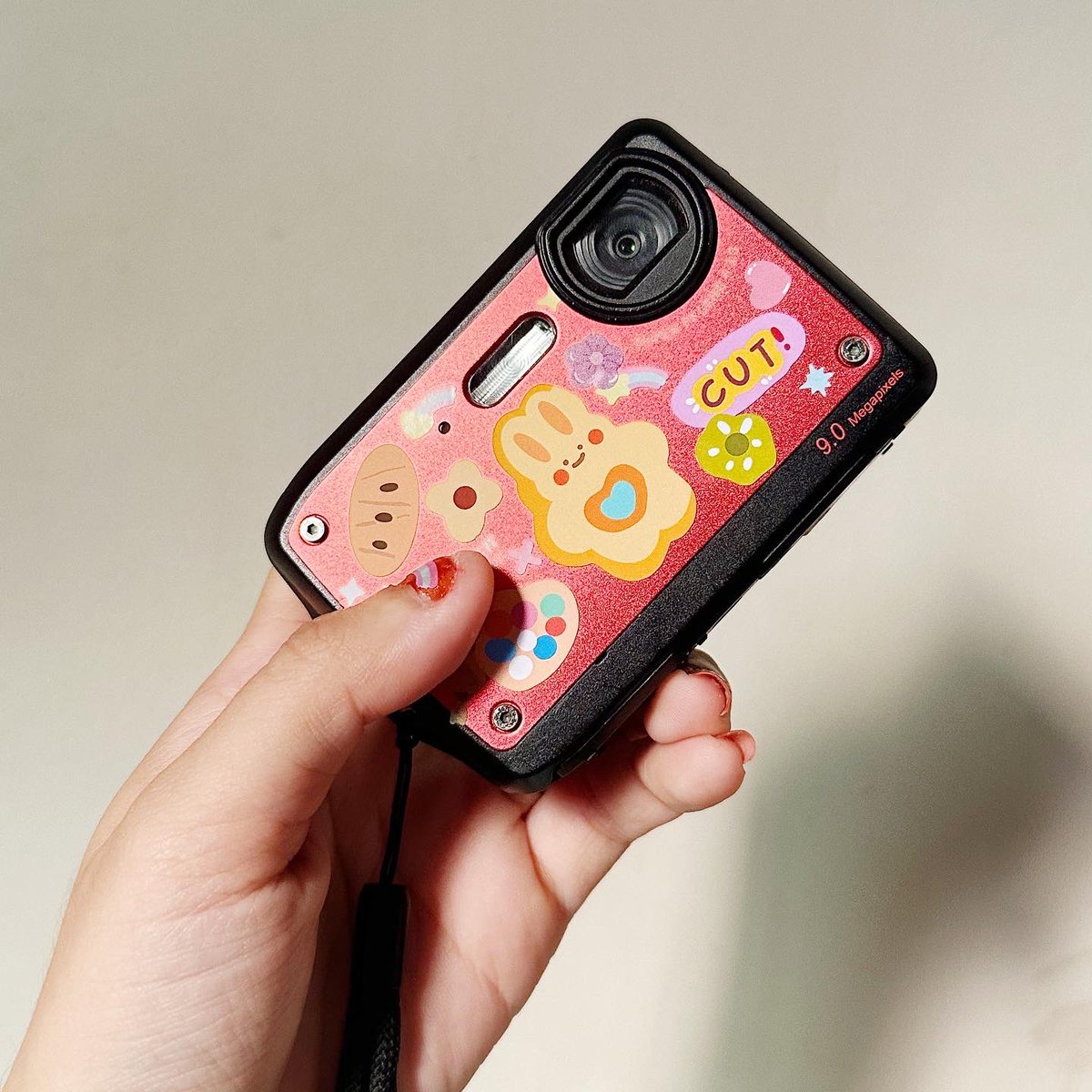 kongfilmjapan's tweet photo. CANDY FILM Permier (1690฿) ☔️🧺
กล้องดำดิจิตอล ดำน้ำ กันน้ำ ได้ น้องใช้ง่ายภาษาไทย ตัวน้องเบามาก สีเเดง มีกริ๊ดเตอร์หน่อยๆ

ใช้การ์ด Sd card
ใช้ถ่าน AAA 2 ก้อน 

#กล้องดิจิตอลเก่า #กล้องดิจิตอล #กล้องเก่า #กล้องสมัยก่อน #กล้องดิจิตอลคอมแพค #กล้องฟิล์ม #กล้องฟิล์มมือสอง #กล้อง https://t.co/Zr6HxJDU8d