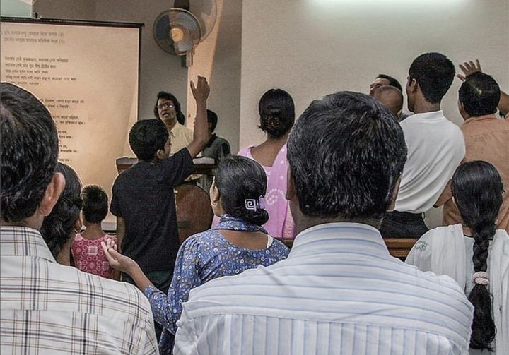 opendoorsnl's tweet photo. 🤩 Een #bemoedigend teken ✝️
Kerk in Bangladesh #doopt 45 nieuwe #gelovigen ondanks dat hindoes met geweld #doopdienst proberen te stoppen.
Toen de situatie uit de hand liep, waarschuwde de pastor de politie. "Daarna kalmeerde de situatie en konden we ons programma voortzetten." https://t.co/xCgS15aGjx