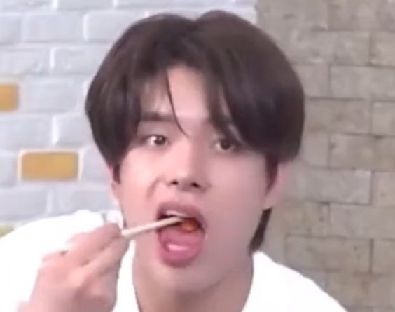 tolovejake's tweet photo. jake is the cutest when he eats 🥹 https://t.co/Uu9mHBqnlJ