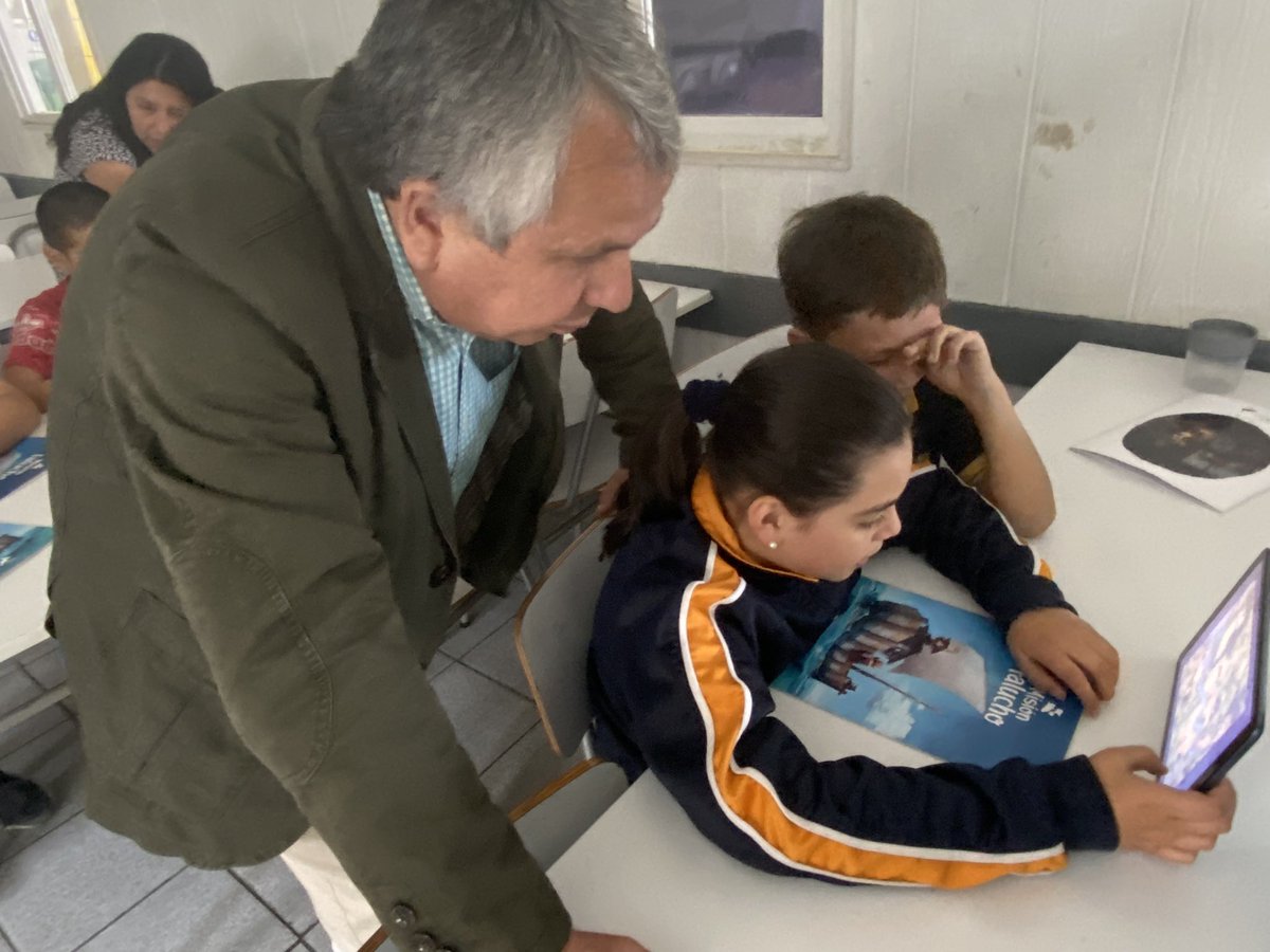 MisionFalucho's tweet photo. #Talca: 👧🏻🧒🏻 Niñas y niños de la esc.Brilla el Sol @daemtalca jugaron y aprendieron sobre los faluchos maulinos y la navegación fluvial en el S. XIX con el videojuego+paper toys @MisionFalucho🛶

⛵️Proyecto financiado por @ciencia_cl 

🙌Colabora:Ciencia Abierta de @ExploraMaule https://t.co/YIvKdn1qRV