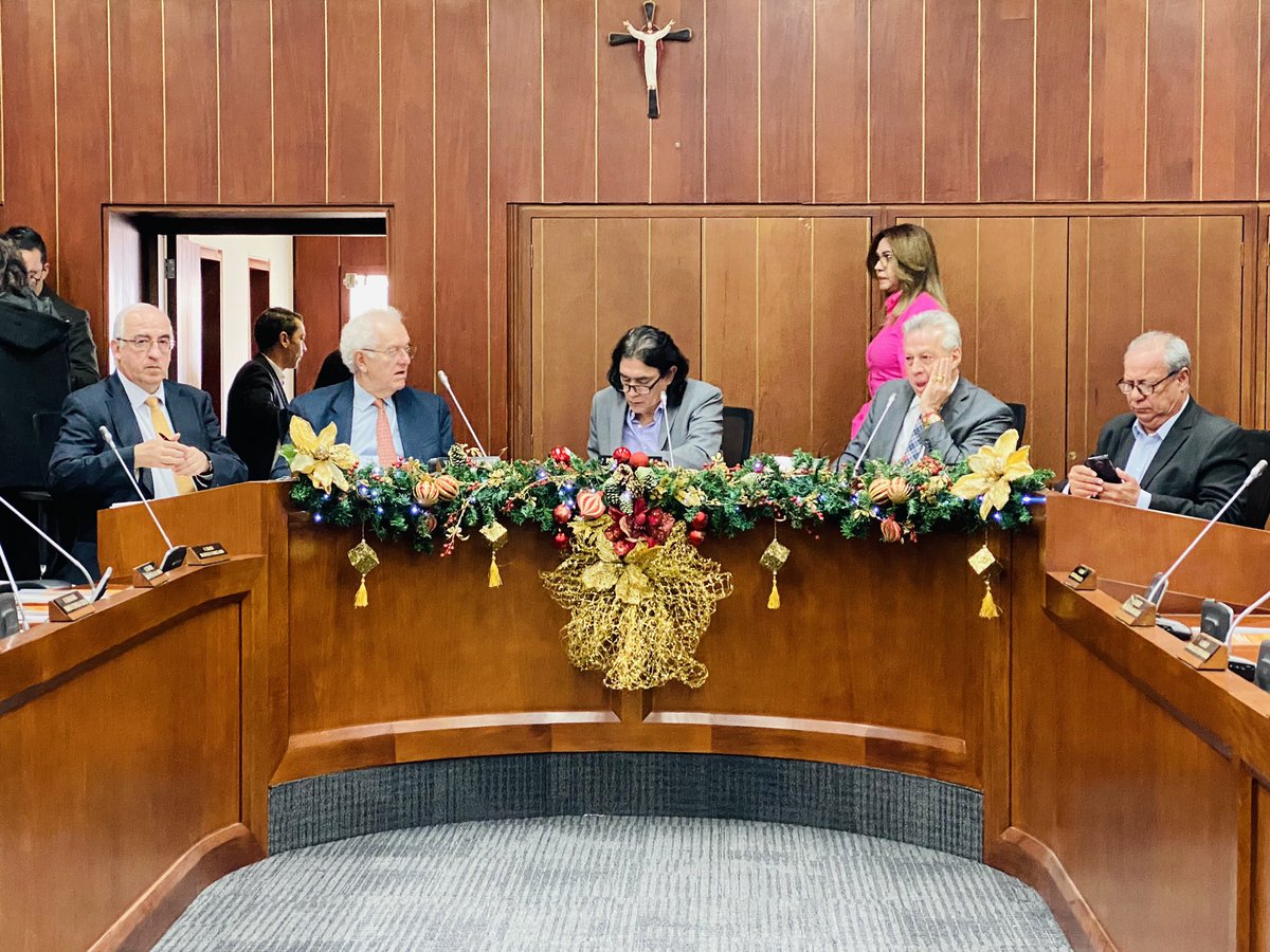 BancoRepublica's tweet photo. #AEstaHora la #JuntaBanRep asiste a citación de control político en la Comisión Tercera del @SenadoGovCo para presentar el Informe al Congreso https://t.co/0SRQb3wKLL