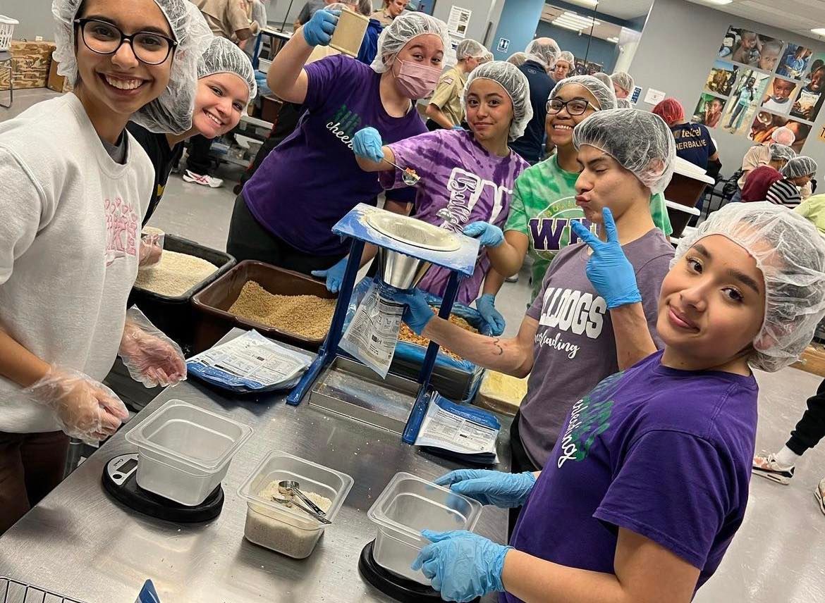 Our cheerleading teams recently gave back to the community! A total of 131 boxes were packed at Feed My Starving Children.
- - - - 
¡Nuestros equipos de porristas retribuyeron recientemente a la comunidad! Se empacaron un total de 131 cajas en Feed My Starving Children.