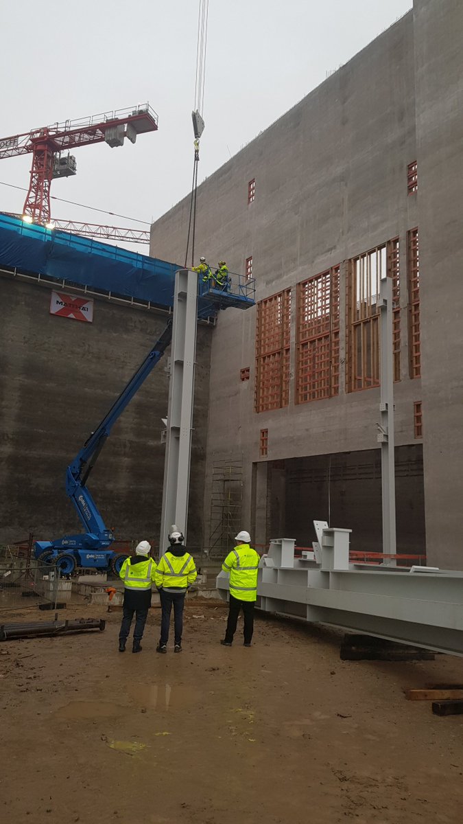 Neuer Meilenstein am #EEW-Standort #Stapelfeld😀🙌
Das Setzen der ersten Kesselstütze läutete den Montagebeginn des neuen 120 Megawatt-Kessels ein.

Die von der Firma <a href="/SBG_GmbH/">Standardkessel Baumgarte GmbH</a> gesetzte Kesselstütze trägt später - zusammen mit drei weiteren Stützen - den Verbrennungskessel.