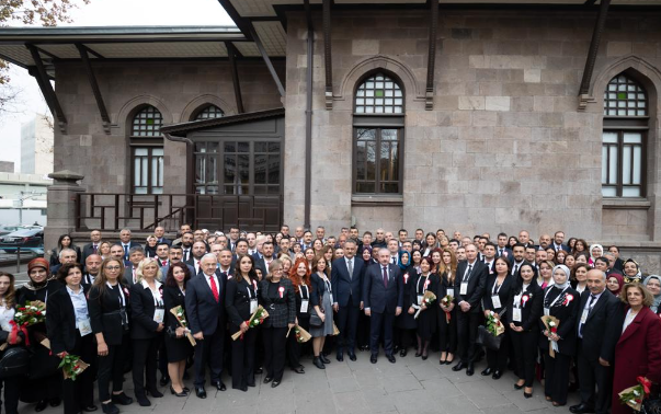 masimkoksalaihl's tweet photo. Okulumuz Tek. ve Tasarım Dersi öğretmeni Ahsen DOĞANAY, 24 Kasım Öğretmenler Günü'nde,Cumhurbaşkanı Recep Tayyip Erdoğan ve Milli Eğitim Bakanı Mahmut Özer ev sahipliğinde gerçekleştirilen törenlerde,yılın öğretmenleri arasında Ankara'yı temsil etti. Öğretmenimizi tebrik ederiz. https://t.co/kWK3rZWUr5
