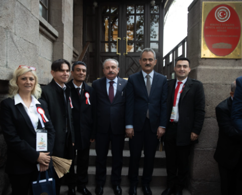masimkoksalaihl's tweet photo. Okulumuz Tek. ve Tasarım Dersi öğretmeni Ahsen DOĞANAY, 24 Kasım Öğretmenler Günü'nde,Cumhurbaşkanı Recep Tayyip Erdoğan ve Milli Eğitim Bakanı Mahmut Özer ev sahipliğinde gerçekleştirilen törenlerde,yılın öğretmenleri arasında Ankara'yı temsil etti. Öğretmenimizi tebrik ederiz. https://t.co/kWK3rZWUr5