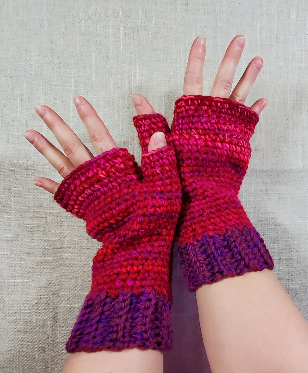 AngelHawari's tweet photo. Cute gloves added to my Etsy shop! shop link in profile. #holidaygifts #handmade #mplsart #crochetgifts https://t.co/Syo1uTEUFU