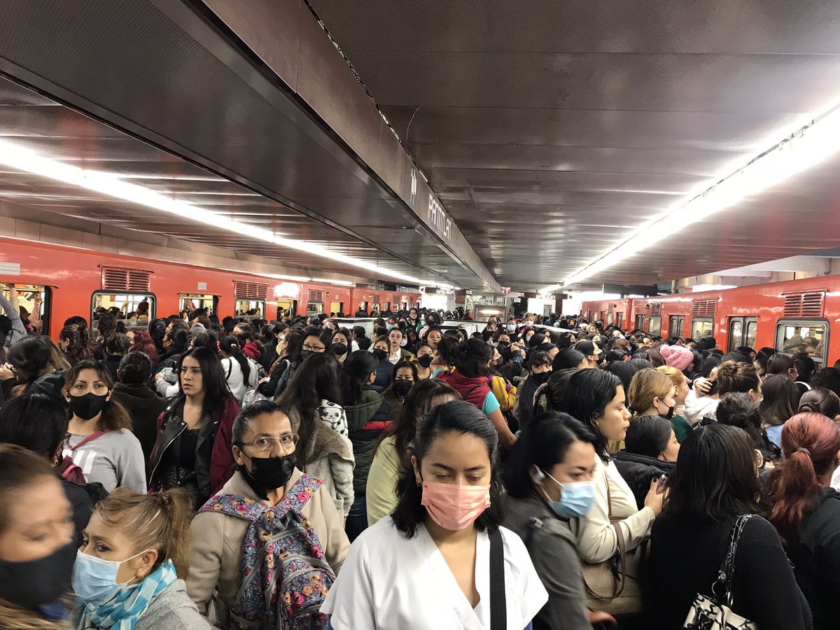 AdriGarRo2's tweet photo. Así el #metrocdmx, Pantitlán línea 9 https://t.co/5bn9jG7Xjx
